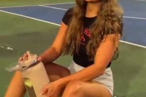 可爱！女孩觉得自己可以打WNBA了~